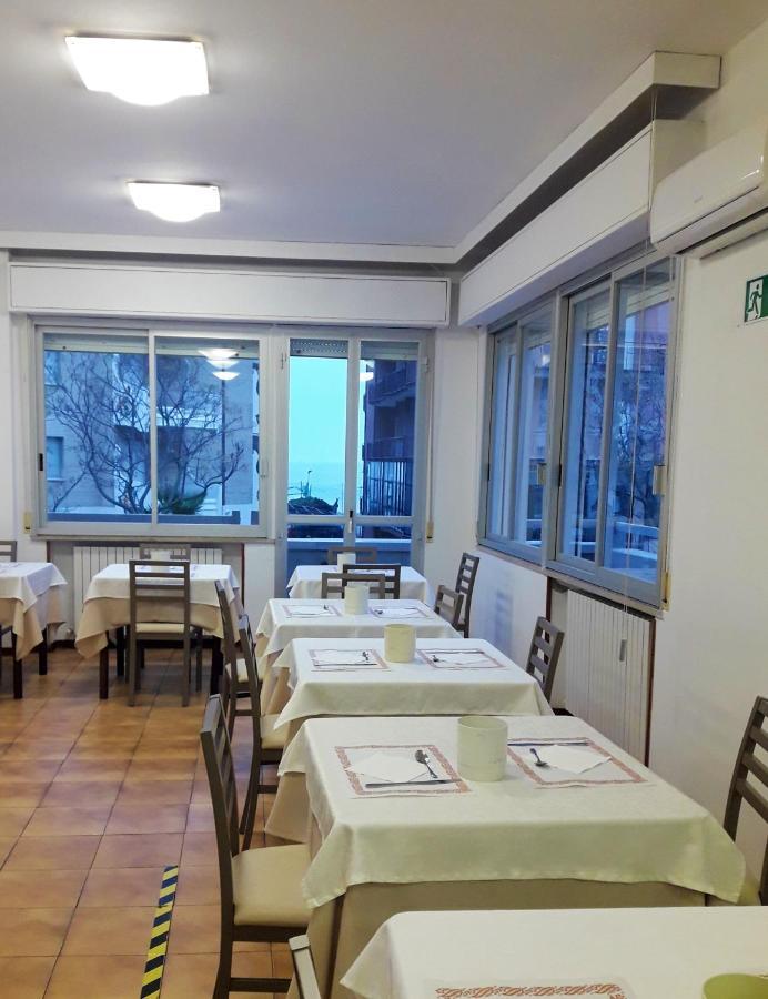 Hotel Caesar Pesaro Dış mekan fotoğraf